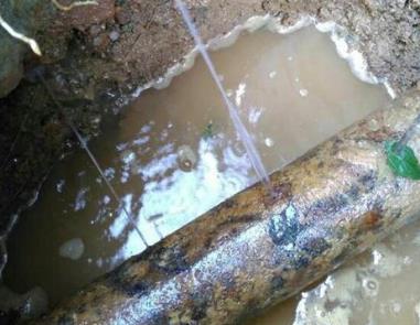 临高楼顶渗水维修公司分享下地暖漏水的原因及检测方法。